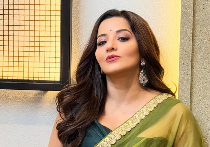 स्टाइलिश ब्लाउज पहन इतराईं मोनालिसा