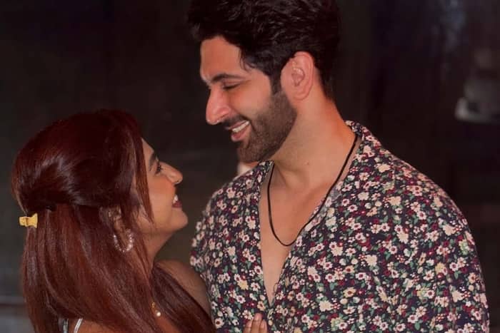 नंदीश संधु ने शेयर की सगाई की तस्वीरें