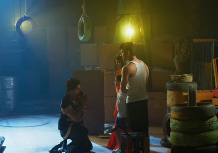 अभिरा के कदमों में गिरकर माफी मांगेगा युवराज