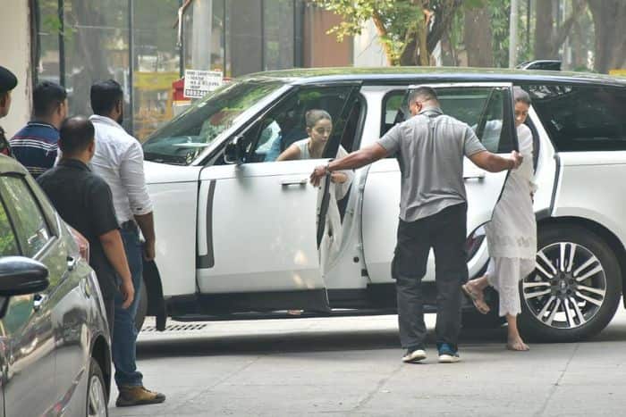 पिता के साथ देओल हाउस पहुंची Ananya Pandey