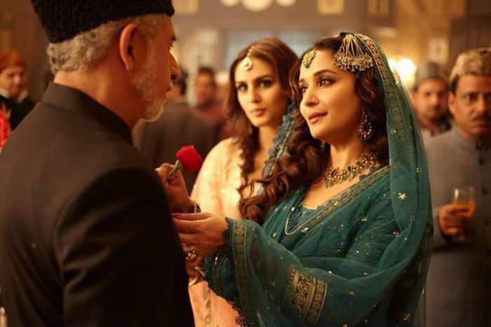 Did Dedh Ishqiya had kissing scene with Madhuri and Huma?