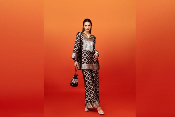 चांदी की जूतियों ने स्टाइल में लगाए चार चांद