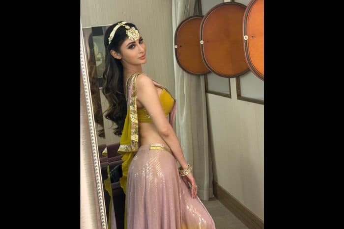 मिरर के सामने मिरर लहंगे में दिखीं 'अप्सरा'