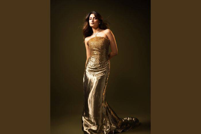 स्ट्रैपलेस गोल्डन गाउन में दिखीं सुपर ग्लैमरस
