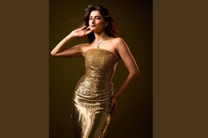 मेकअप और ज्वेलरी से मिला एलिगेंट टच