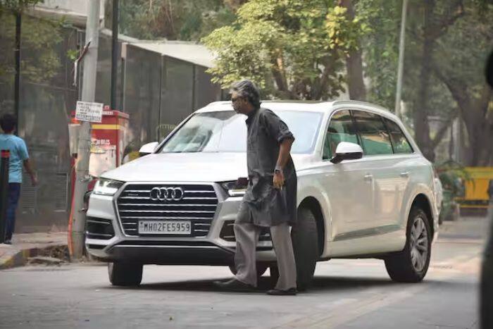 Dharmendra के घर पहुंचे फेमस फिल्ममेकर