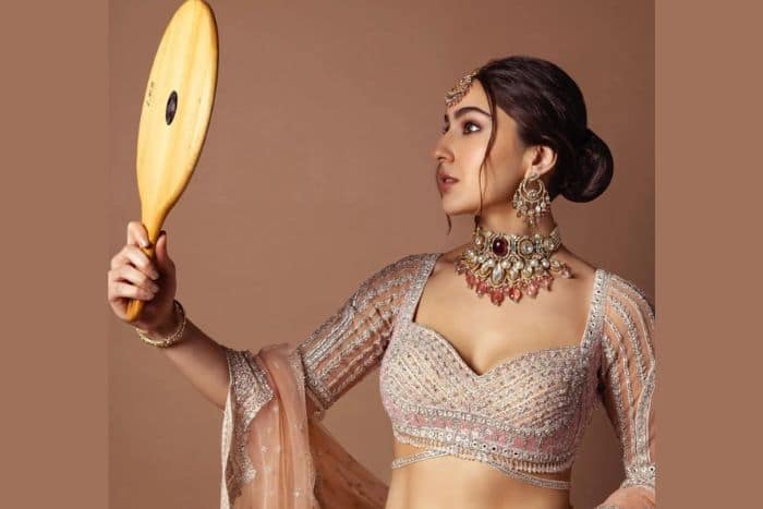 डिजाइनर लहंगे के साथ बनाए ये फूलों वाला बन