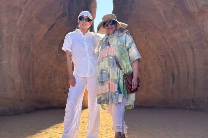 मां के साथ दिया कूल पोज