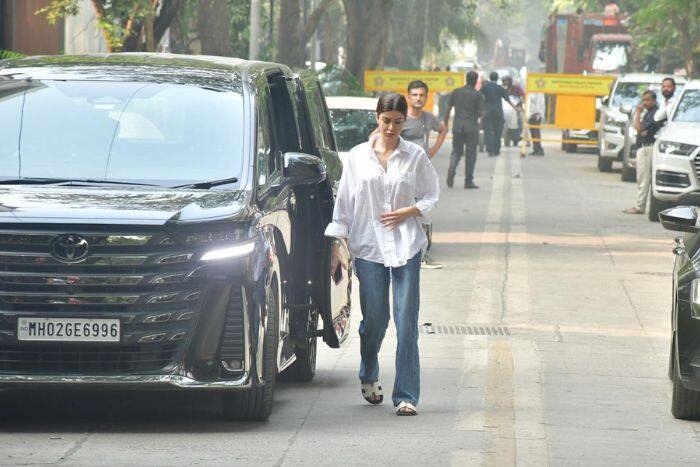 उदास चेहरे के साथ दिखी एक्ट्रेस