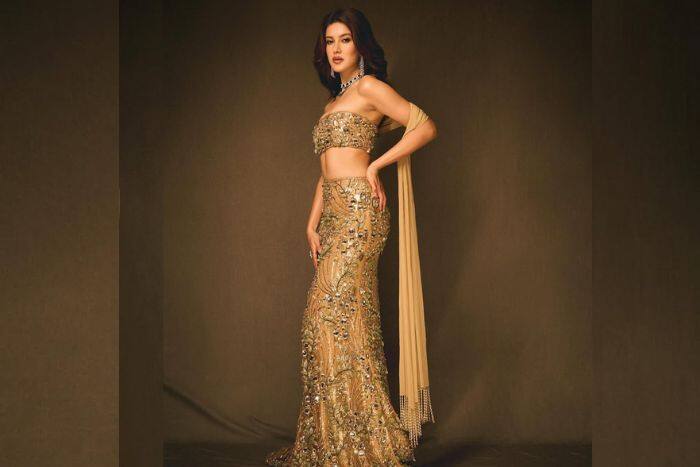 फिशकट स्कर्ट में दिया देसी टच