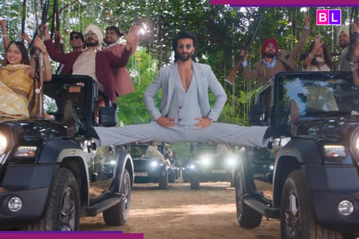 Javed Jafri’s son Meezaan Jafri CAPTIVATES audience with upbeat song 3 Shaukk, fans compare his look with… Javed Jafri’s son Meezaan Jafri CAPTIVATES audience with upbeat song 3 Shaukk, fans compare his look with…