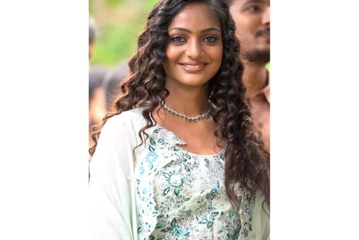 मोनालिसा ने शेयर की तस्वीरें