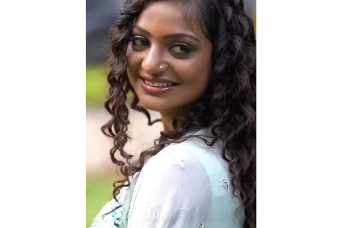 मोनालिसा की प्यारी मुस्कान ने जीता दिल