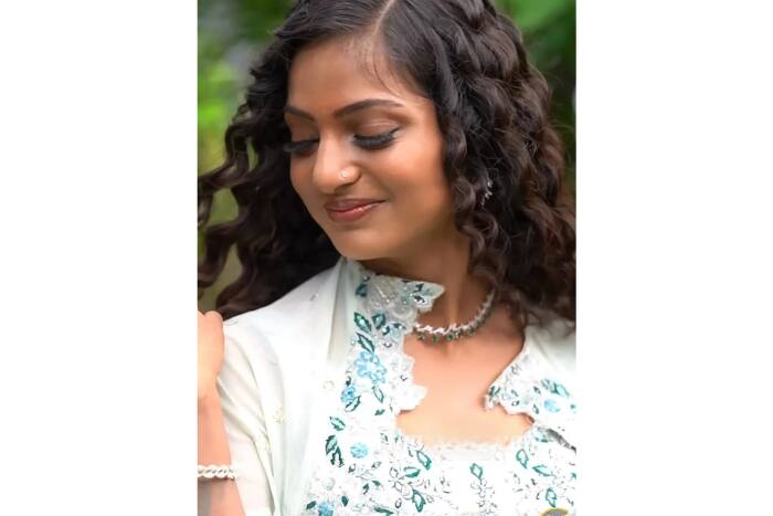 मोनालिसा ने पहना नेकलेस