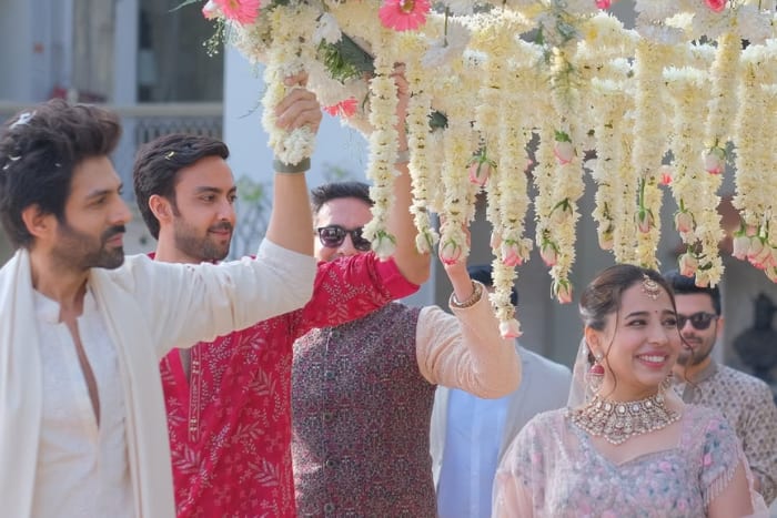 Kartik leads sister under the Phoolon Ki Chaddar