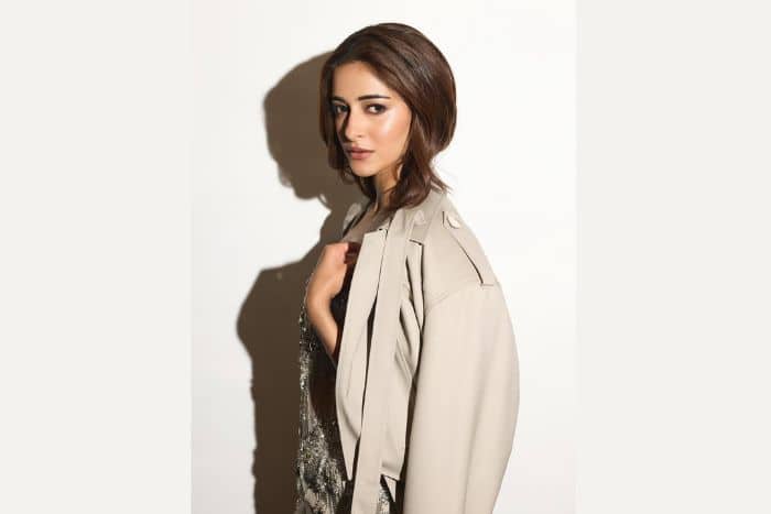 कोट, मेकअप और ज्वेलरी ने बढ़ाया लुक का ग्लैमर