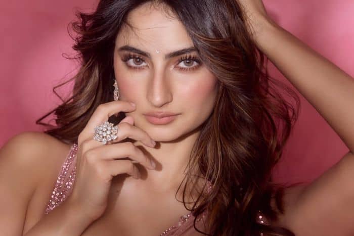 सटल मेकअप और खुले बालों ने बढ़ाई खूबसूरती