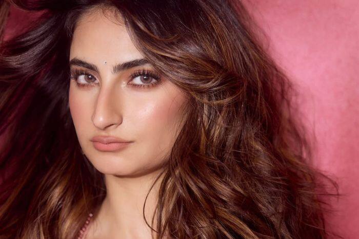 पिंक लहंगा, पिं मेकअप के साथ पिंग बैकग्राउंड