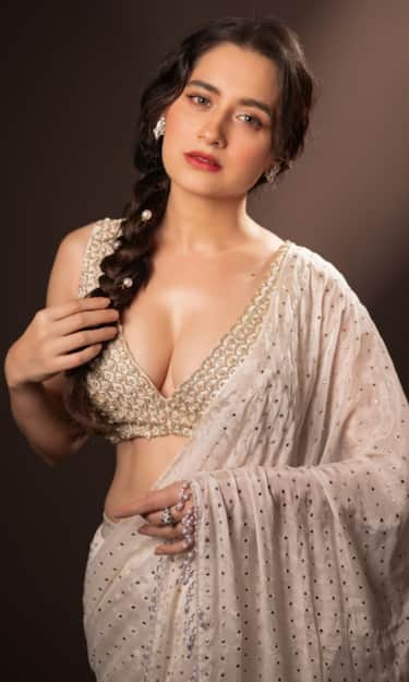 41 साल की संजीदा शेख साड़ी में ढाती हैं कहर, फोटोज होते हैं वायरल