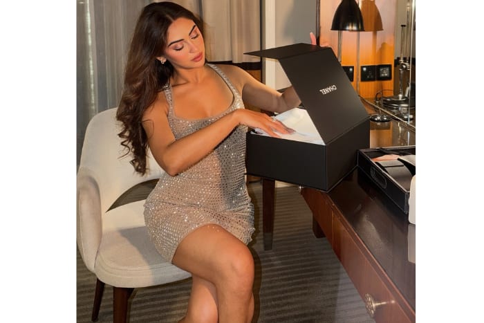 क्रिस्टल डिसूजा दिखाती हैं बोल्ड अंदाज