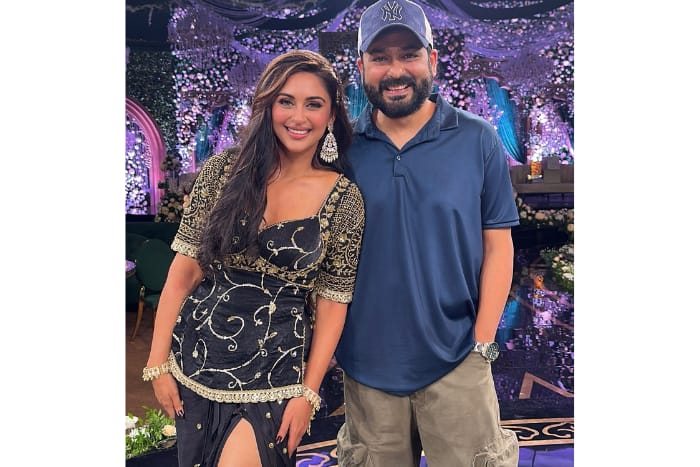 क्रिस्टल डिसूजा ने आदित्य धर संग दिया पोज