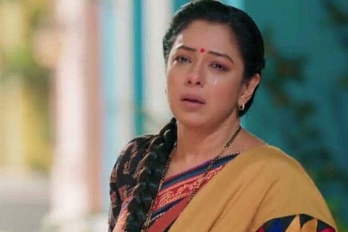 पूरी चॉल से साइन करवाएगी अनुपमा