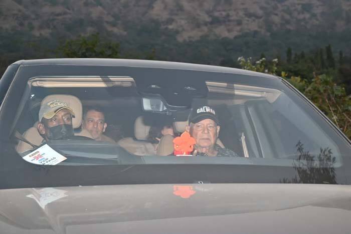 पूरे परिवार के साथ फार्महाउस पहुंचे सलीम खान