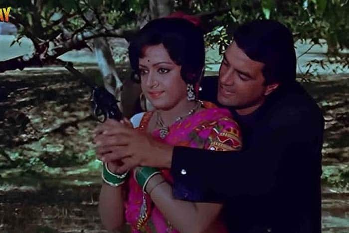 शोले के सेट पर रिश्वत देते थे धर्मेंद्र