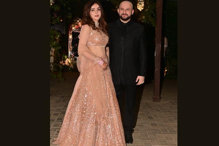 रिसेप्शन में कपल के लुक पर फिदा हुए लोग