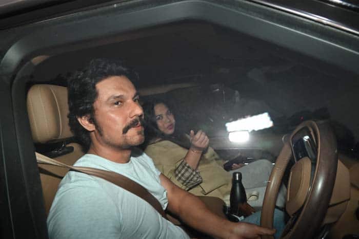 अपनी पत्नी के साथ पार्टी करने पहुंचे रणदीप हुड्डा