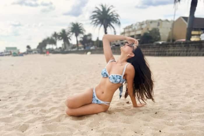 बिकिनी लुक ने मचाया इंटरनेट पर तहलका