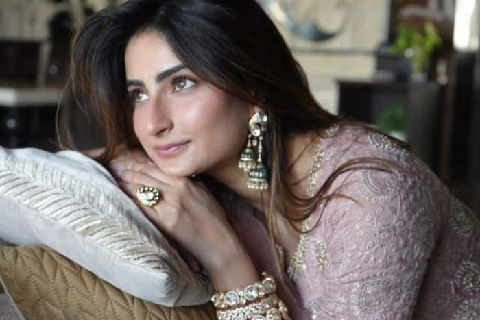 प्याजी कलर के अनारकली सूट में बिखेरा हुस्न का जादू