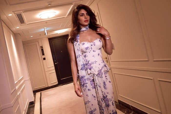 फ्लोरल साड़ी में दिखा मॉर्डन-देसी फ्यूजन