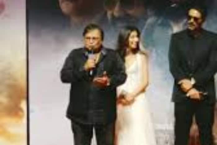 राकेश बेदी का सारा अर्जुन को किस करते हुए वायरल हुआ वीडियो