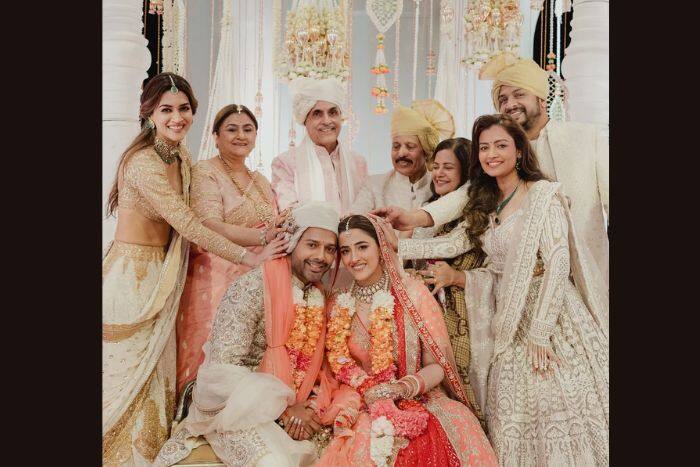 तस्वीरों को दिया खास कैप्शन