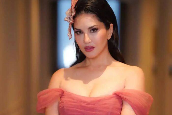 Sunny Leone की क्या है फीस?