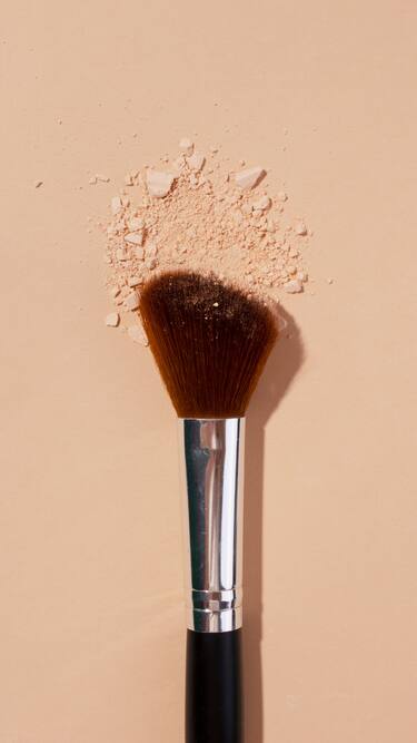 Lightweight Loose Powder for Flawless Finish
