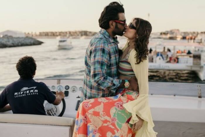 आरती सिंह और दीपक चौहान ने किया लिपलॉक