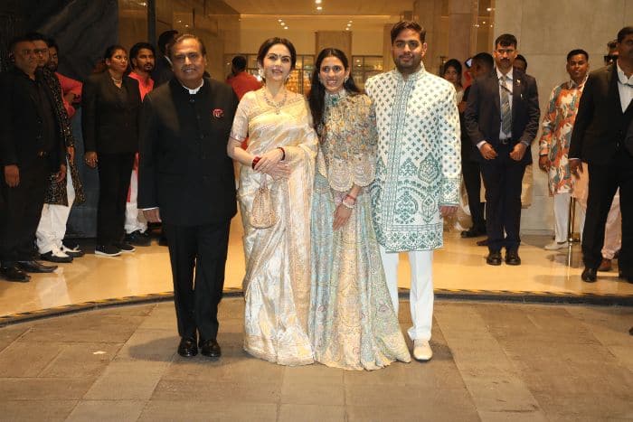 बेटे बहू के साथ शादी का हिस्सा बने मुकेश अंबानी