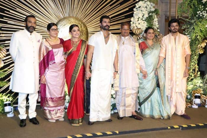 एक-दूसरे के परिवार के साथ खिंचवाई फोटोज