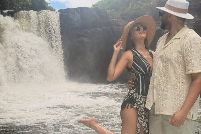 ब्लैक मोनोकिनी में तेजस्वी ने ढाया कहर