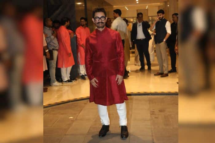 आमिर खान ने हाथ जोड़कर किया अभिवादन