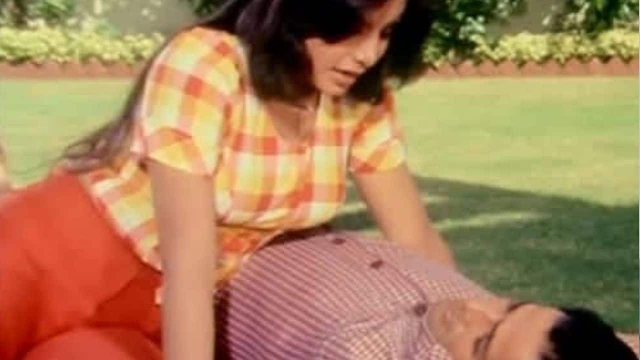 3 मिनट 03 सेकेंड का वो गाना... जिसमें एक्ट्रेस ने किया अपने ससुर संग ताबड़तोड़ रोमांस, सुनकर बहकने लगेगा मन