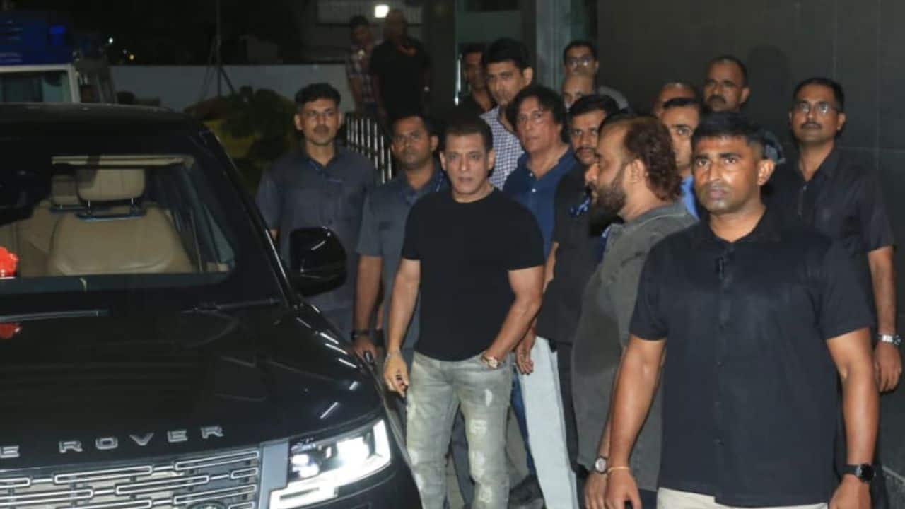 Viral Video: टेंशन और टाइट सिक्योरिटी के बीच हिंदुजा हॉस्पिटल पहुंचे Salman Khan, पैप्स की इस हरकत पर बीच सड़क फूटा एक्टर का गुस्सा