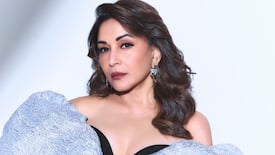 अवॉर्ड फंक्शन से Madhuri Dixit का रिवीलिंग ड्रेस में वीडियो वायरल, जानें क्या है सच्चाई?