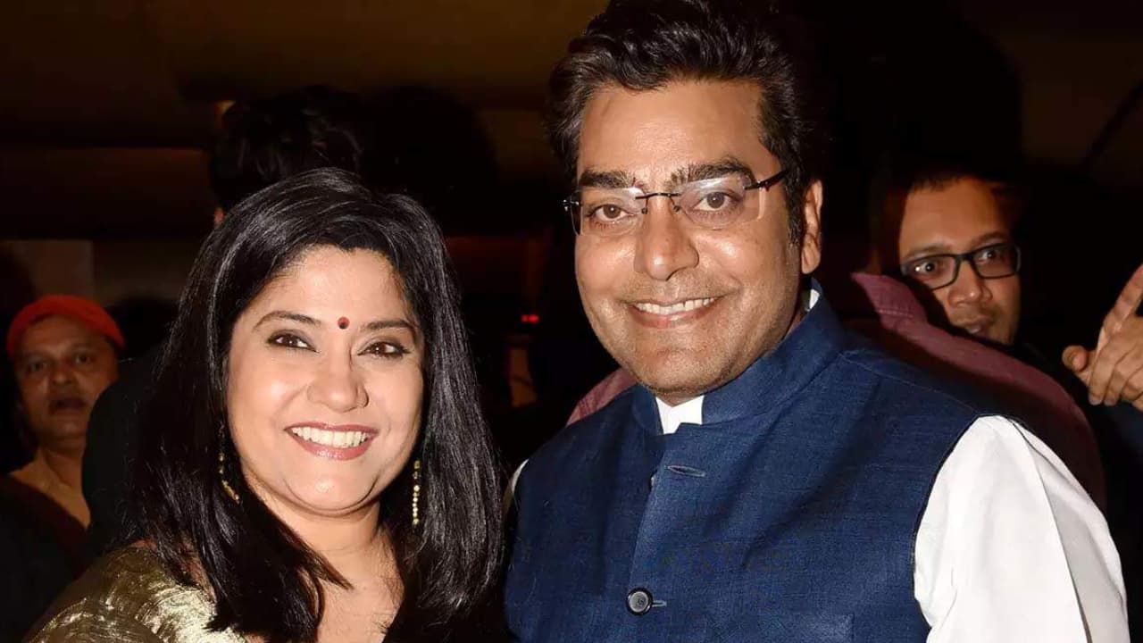 आशुतोष राणा-रेणुका शहाणे फिर बने दूल्हा-दुल्हन, दोनों बेटों के सामने पहनाई वरमाला, Video वायरल