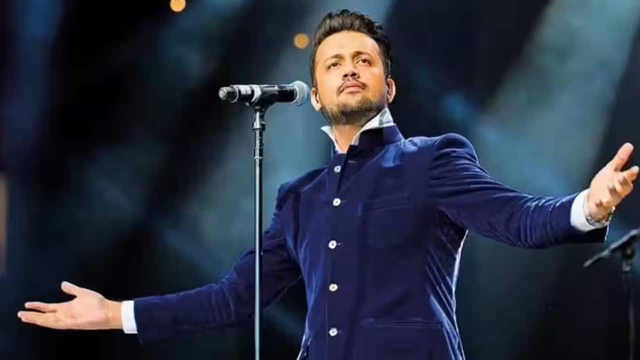 Atif Aslam HALTS Karachi concert after fan storms stage, internet reacts