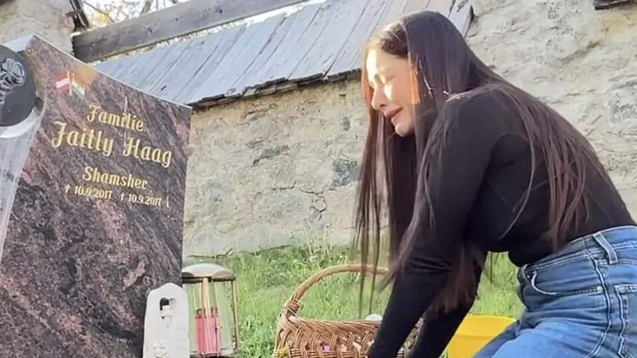 अपने बेटे की कब्र पर फूट-फूटकर रोईं Celina Jaitly, हाल देखकर फटा फैंस का कलेजा