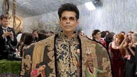 Met Gala 2026: मनीष मल्होत्रा की ड्रेस में छा गए Karan Johar, मेट गाला 2026 में ड्रमैटिक केप पहन बने फैशन आइकॉन