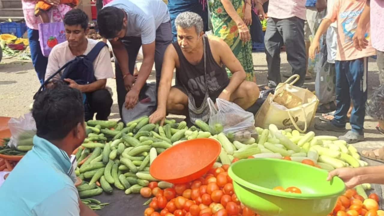 Panchayat एक्टर पंकज झा ने सड़क किनारे खरीदी सब्जी, लोगों ने कहा- 'विधायक की कुर्सी जाने के बाद गरीबी आ गई'